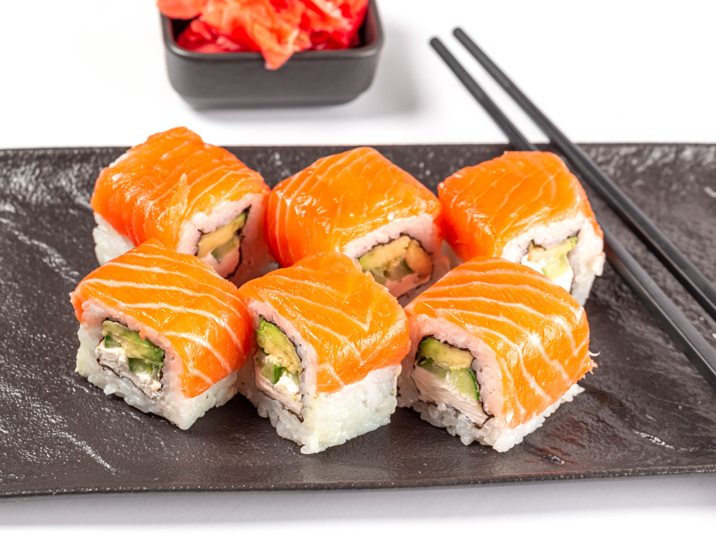 Суши Филадельфия с палочками на столе 