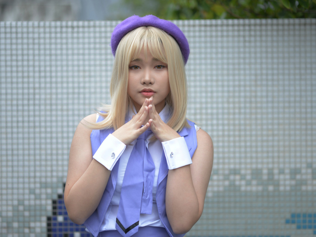 Девушка азиатка в сиреневом берете 