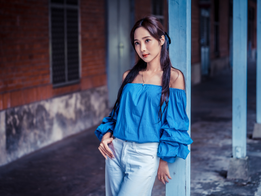Девушка азиатка в синей блузке 