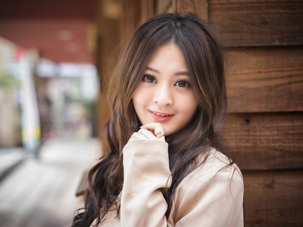 Девушка азиатка с большими карими глазами 