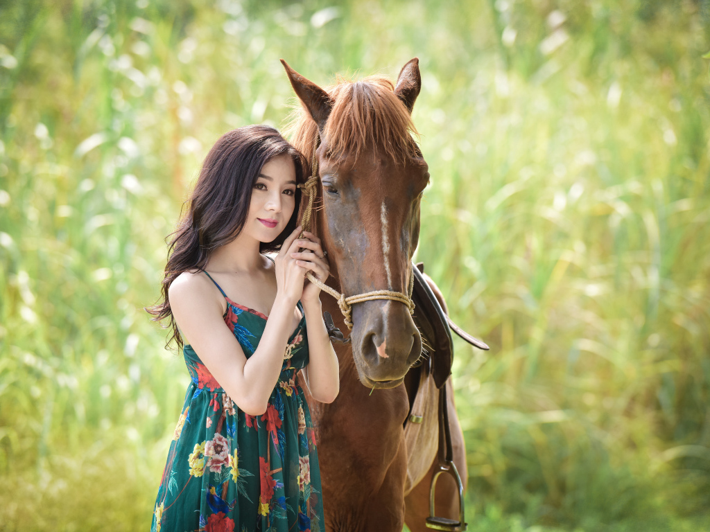 Красивая девушка азиатка с конем