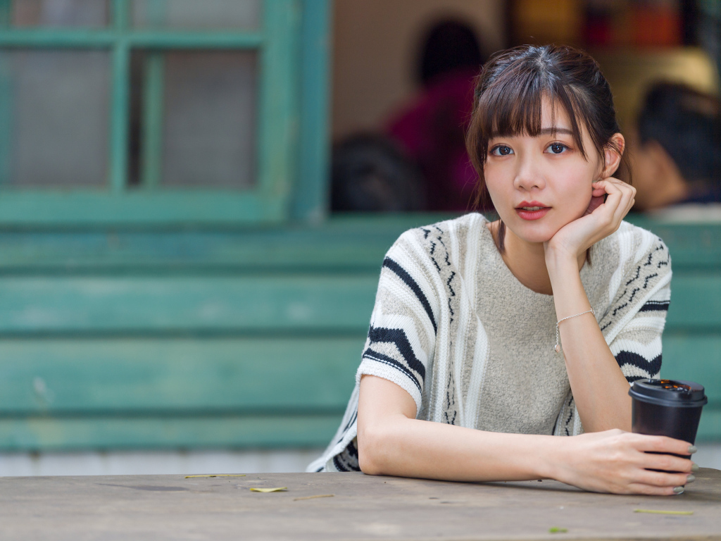 Красивая девушка азиатка с кофе в руках 