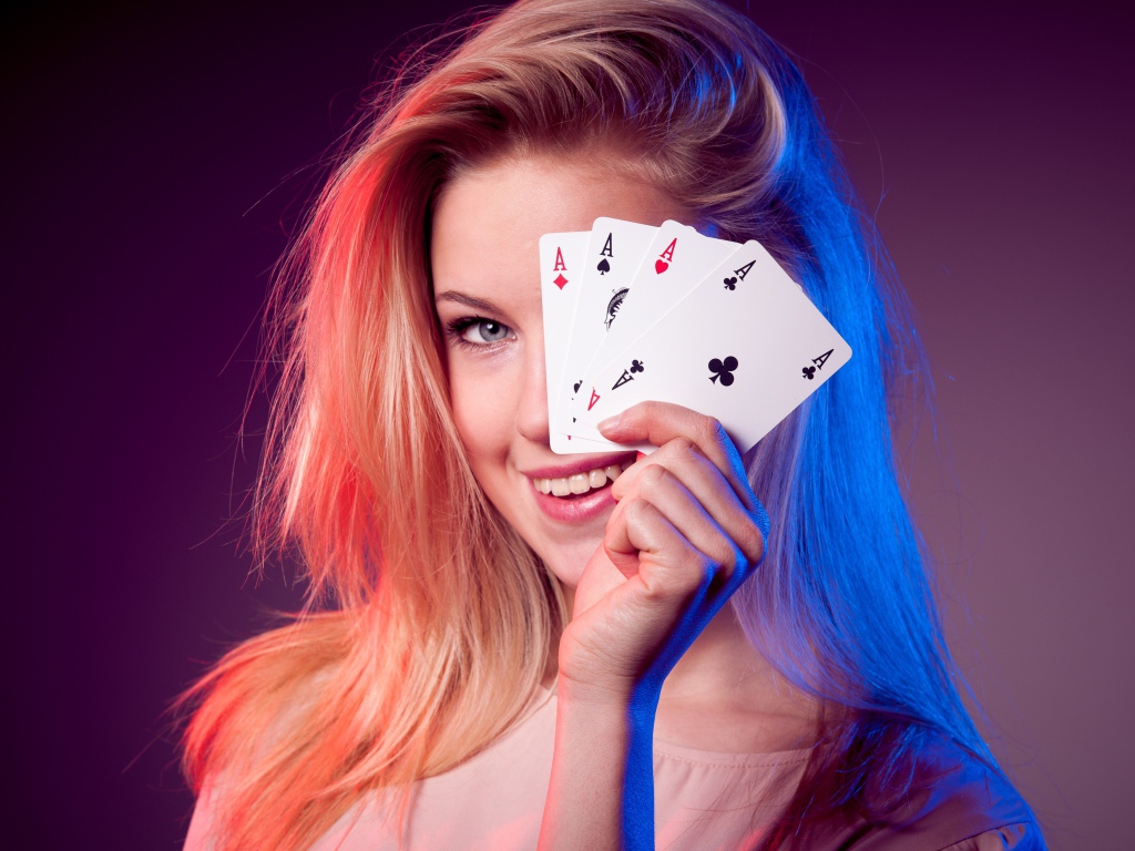 Красивая блондинка закрыла глаз картами