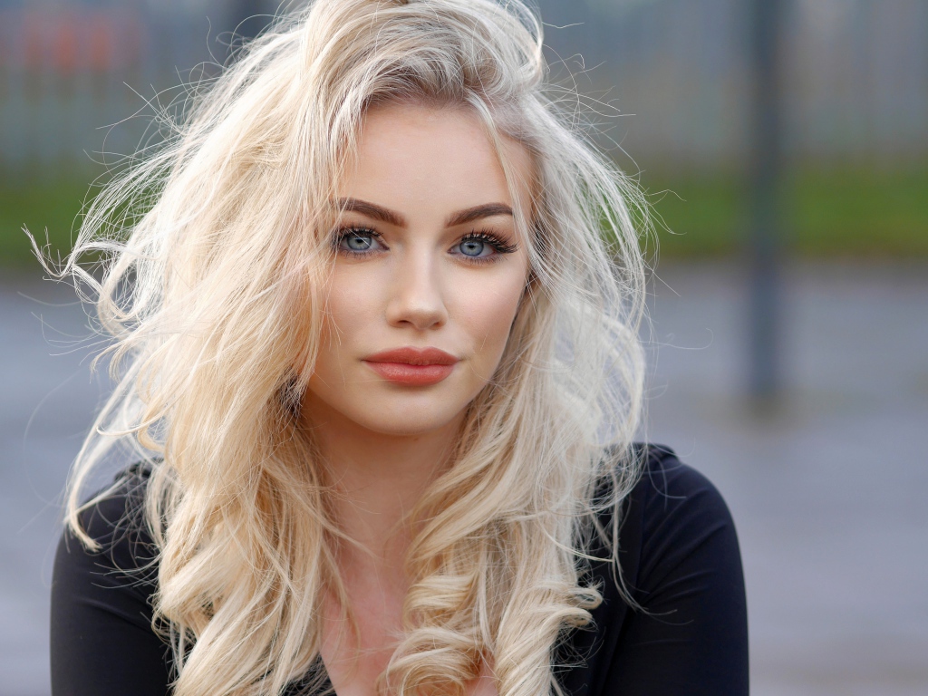 Красивая голубоглазая блондинка в лучах солнца