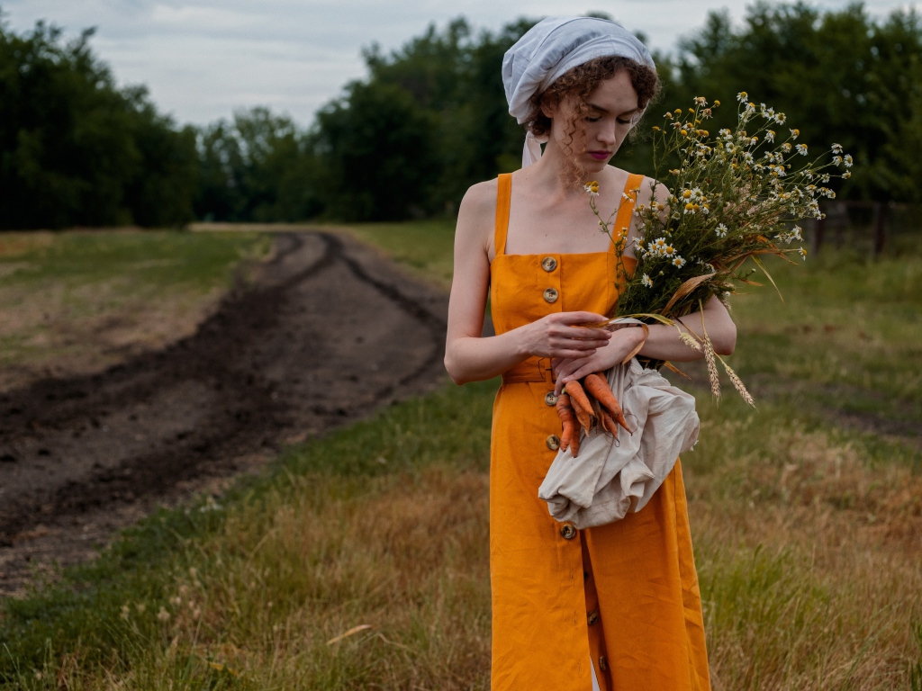 Красивая девушка с букетом полевых ромашек 