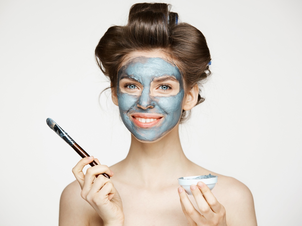 Красивая девушка с косметической маской на лице