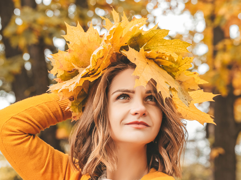 Красивая девушка с венком из листьев на голове
