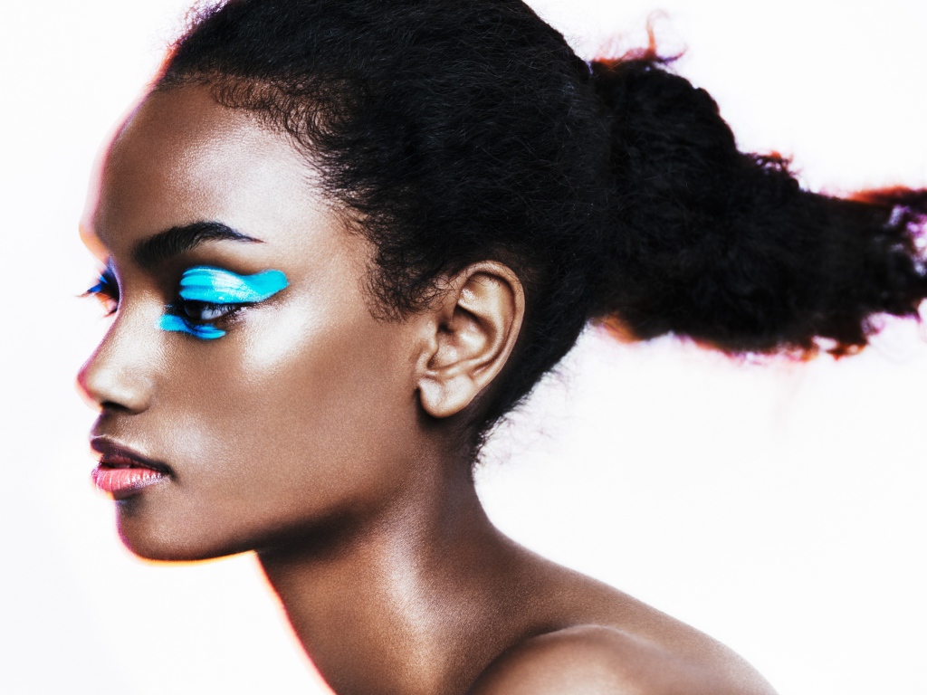 Темнокожая девушка с голубыми тенями на глазах 