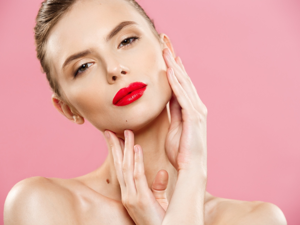 Яркая красная помада на губах у девушки