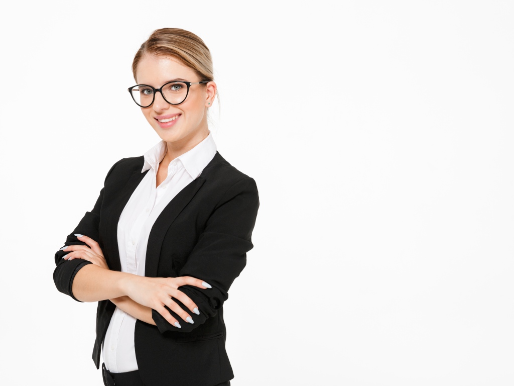 Деловая девушка в очках и черном костюме на белом фоне
