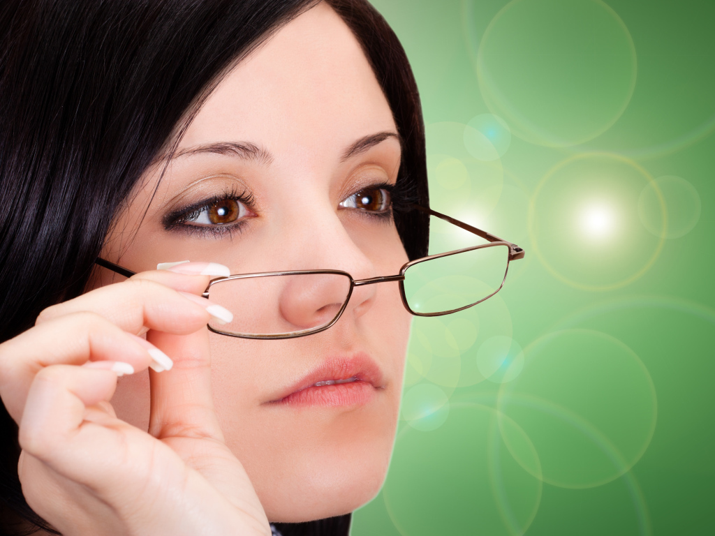 Деловая девушка с карими глазами в очках 