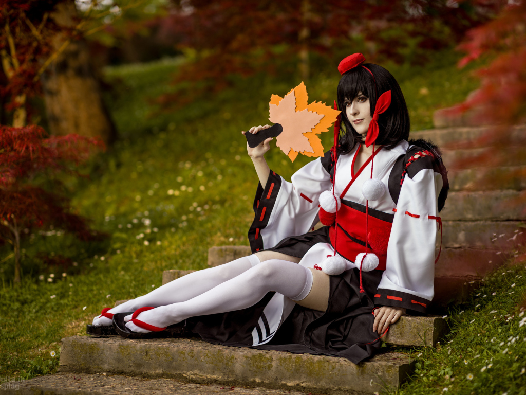 Девушка в костюме сидит на ступеньках косплей