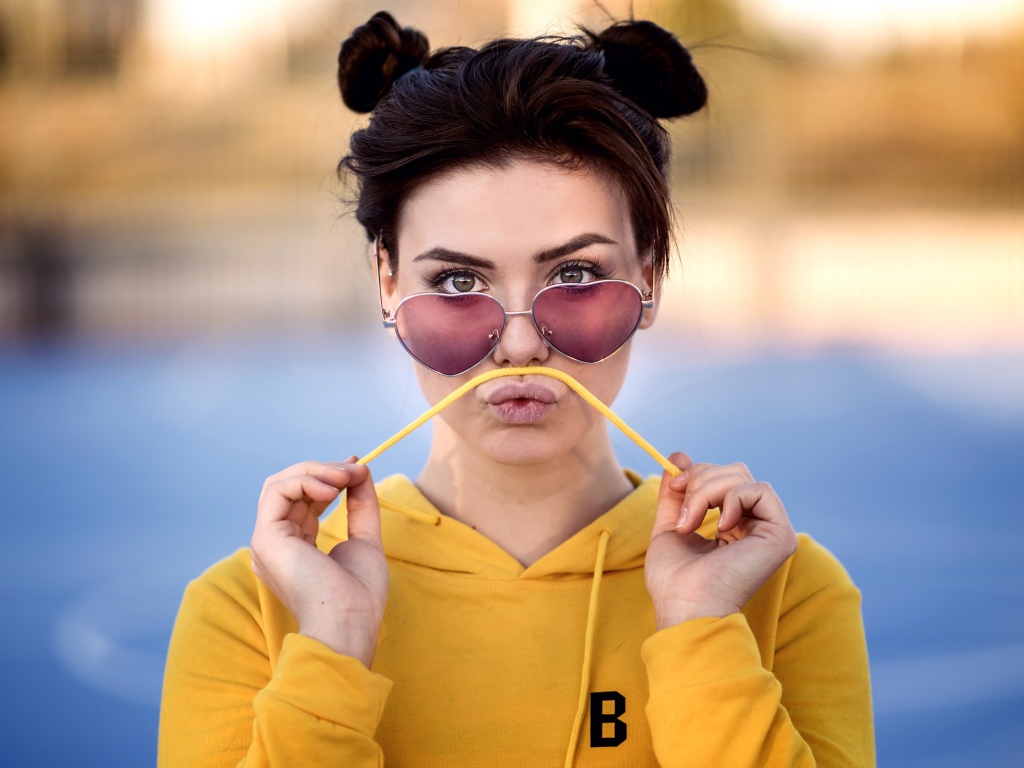 Девушка в очках в желтом худи 