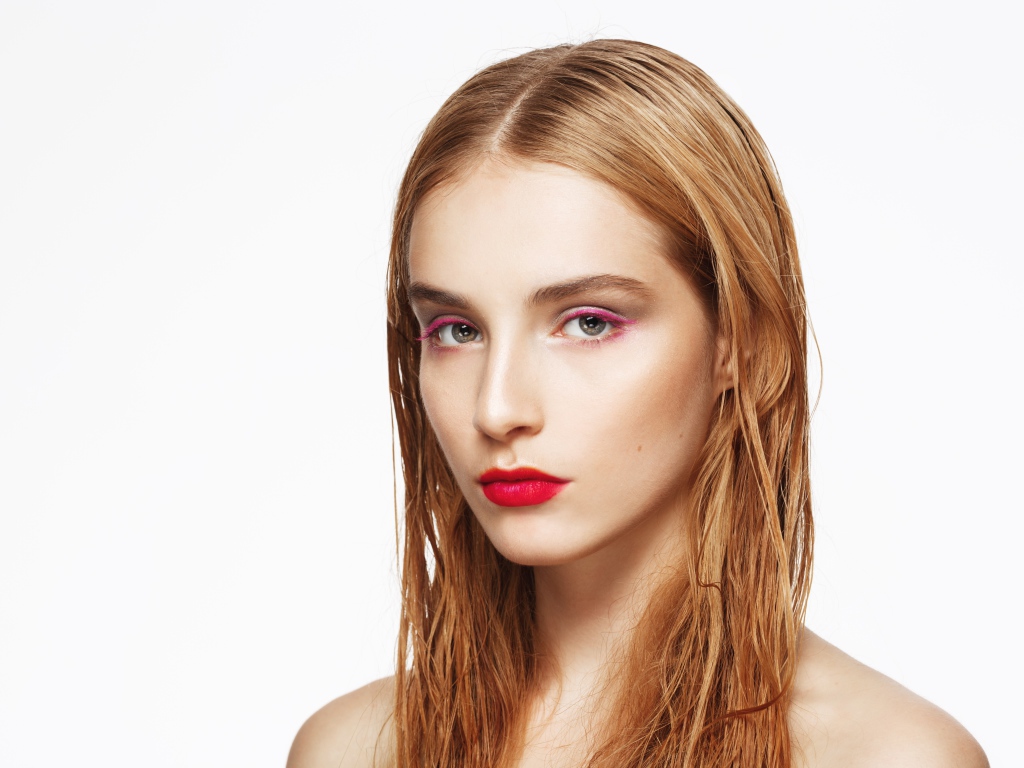 Девушка с мокрыми волосами с макияжем на лице