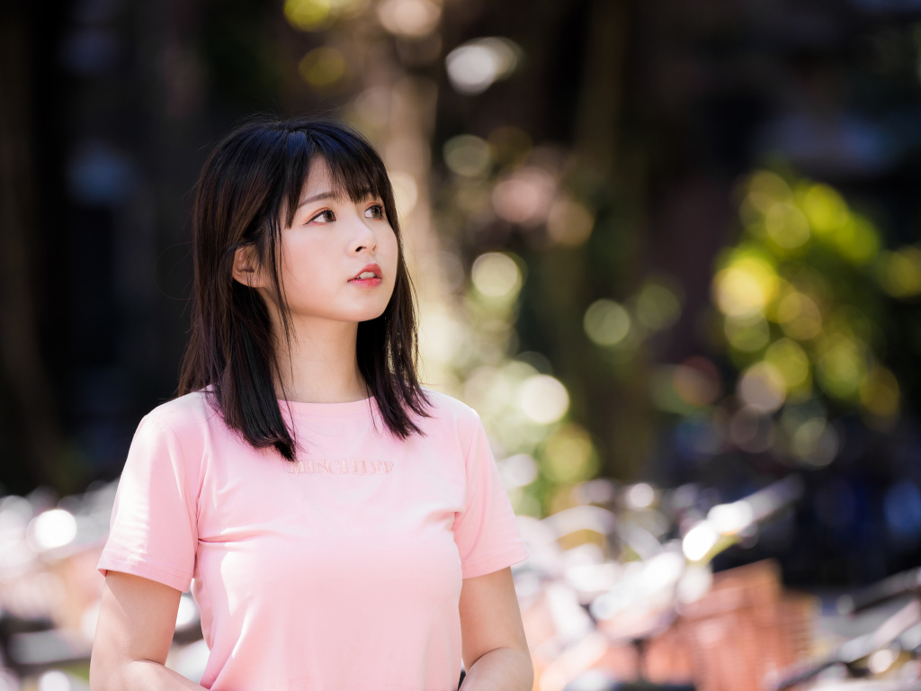 Настоящая девушка азиатка в розовой футболке