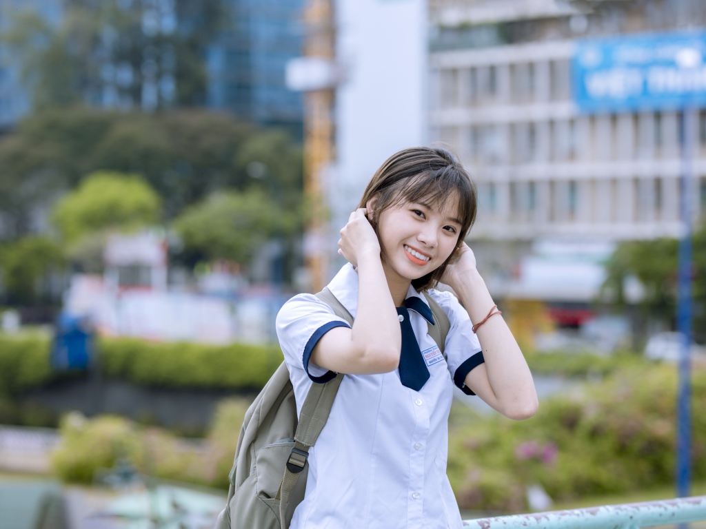 Улыбающаяся девушка азиатка со стрижкой каре