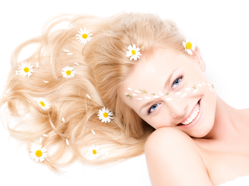 Улыбающаяся голубоглазая девушка на белом фоне