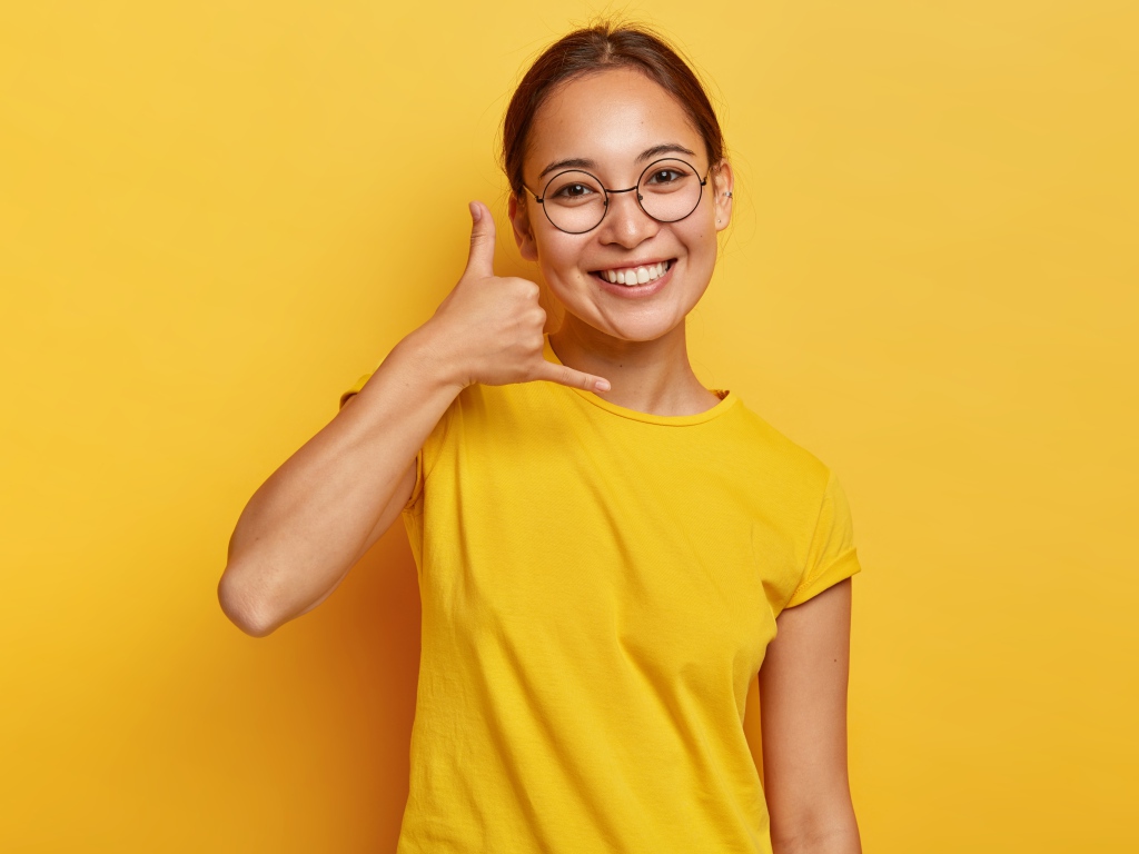 Улыбающаяся девушка на желтом фоне 