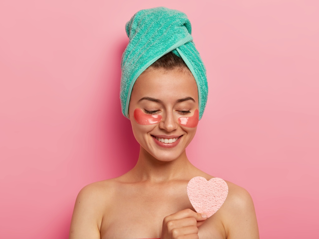 Улыбающаяся девушка с полотенцем на голове после душа