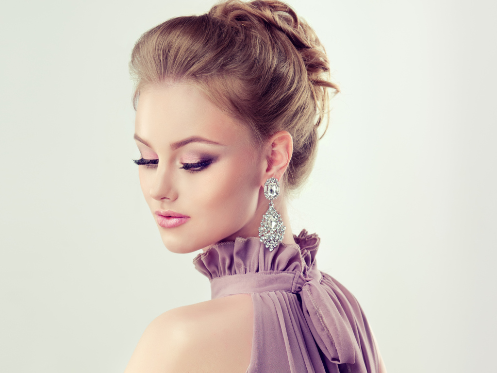 Стильная девушка с прической и дорогими серьгами