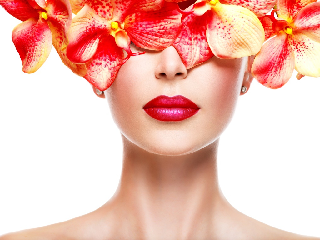 Глаза девушки закрыты цветами на белом фоне