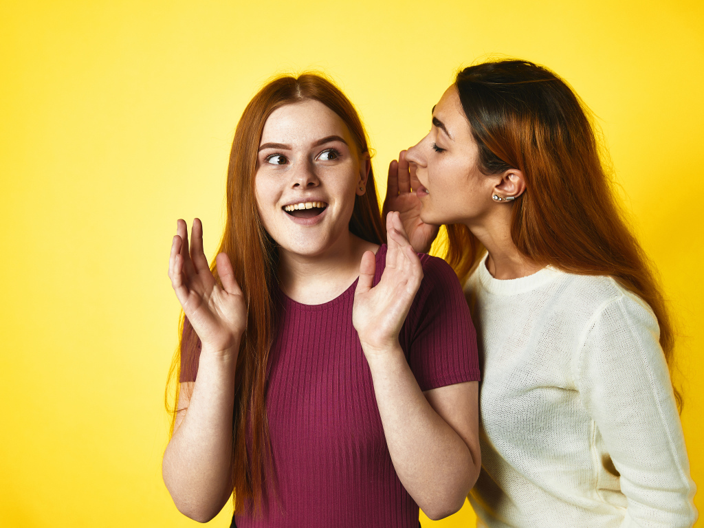 Женские секреты на желтом фоне 