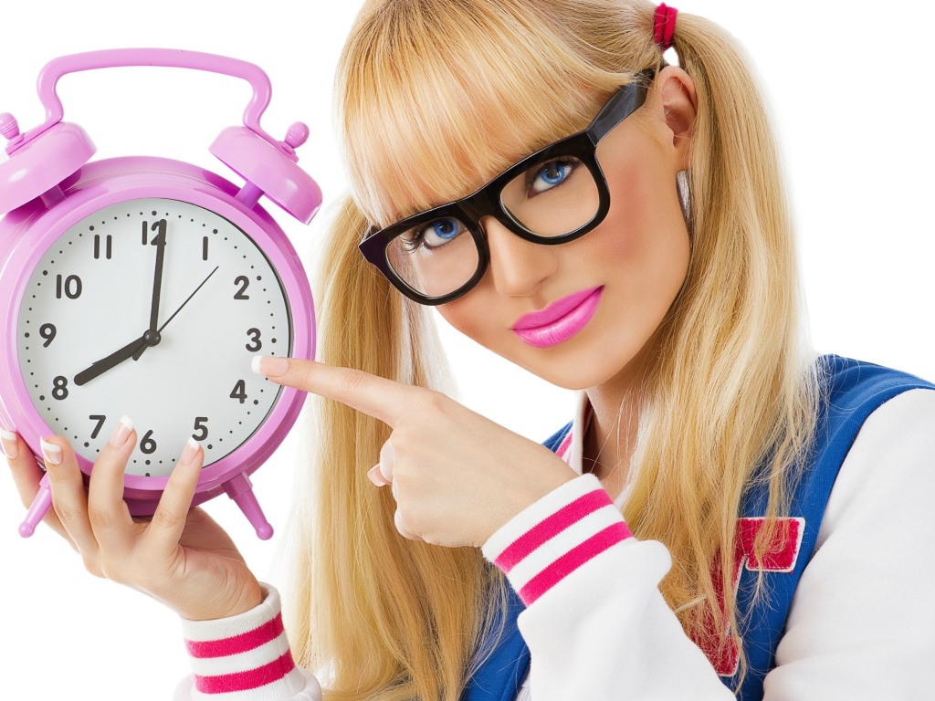 Молодая блондинка с розовыми часами в руках