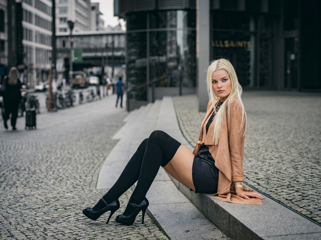 Молодая девушка в длинных чулках