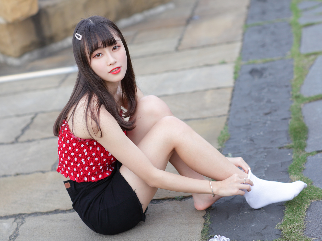 Молодая девушка в белых носках на полу 