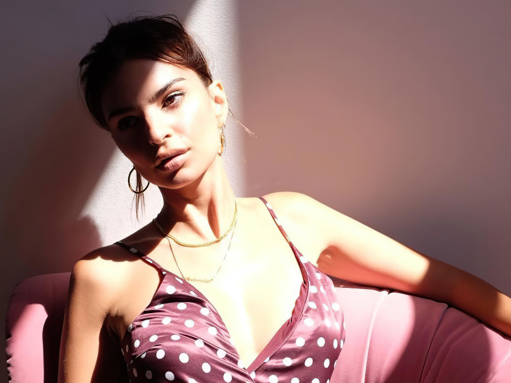 Американская модель Эмили Ратаковски в кресле