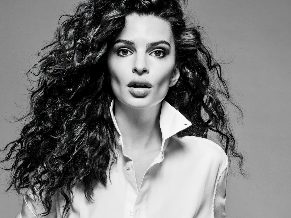 Красивая девушка Эмили Ратаковски на сером фоне