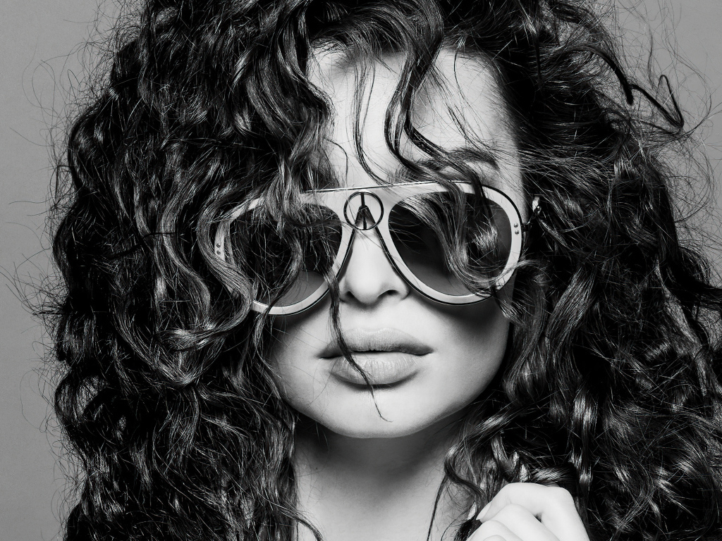 Модель Эмили Ратаковски в очках на сером фоне