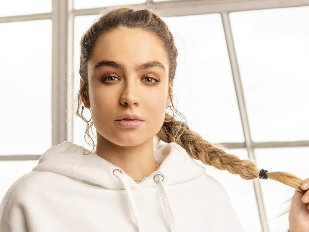 Модель Соммер Рэй в белом худи