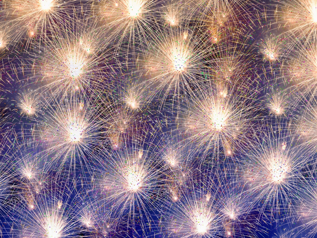 Яркий праздничный салют в небе 