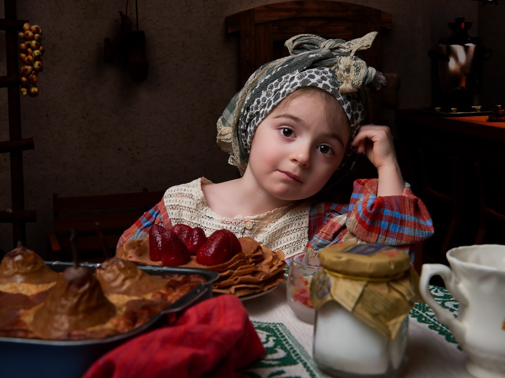 Девочка с блинами и угощениями на Масленицу