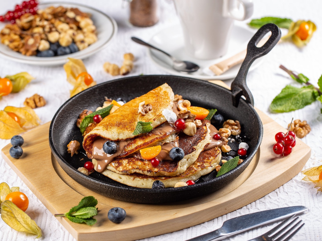 Сладкие блины с ягодами и шоколадной пастой на Масленицу