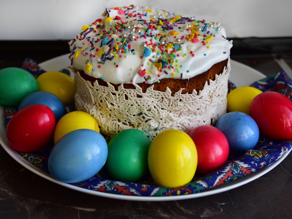 Красивый кулич с крашеными яйцами на праздник Светлой Пасхи