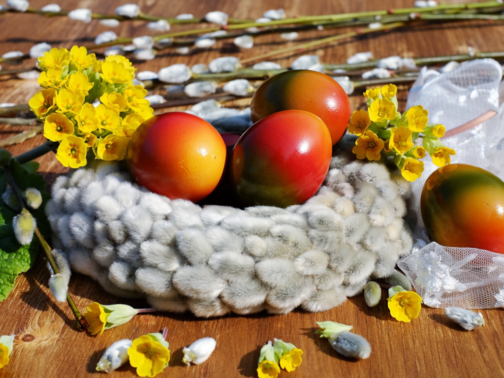 Яркие крашеные яйца с желтыми цветами и вербой на Пасху