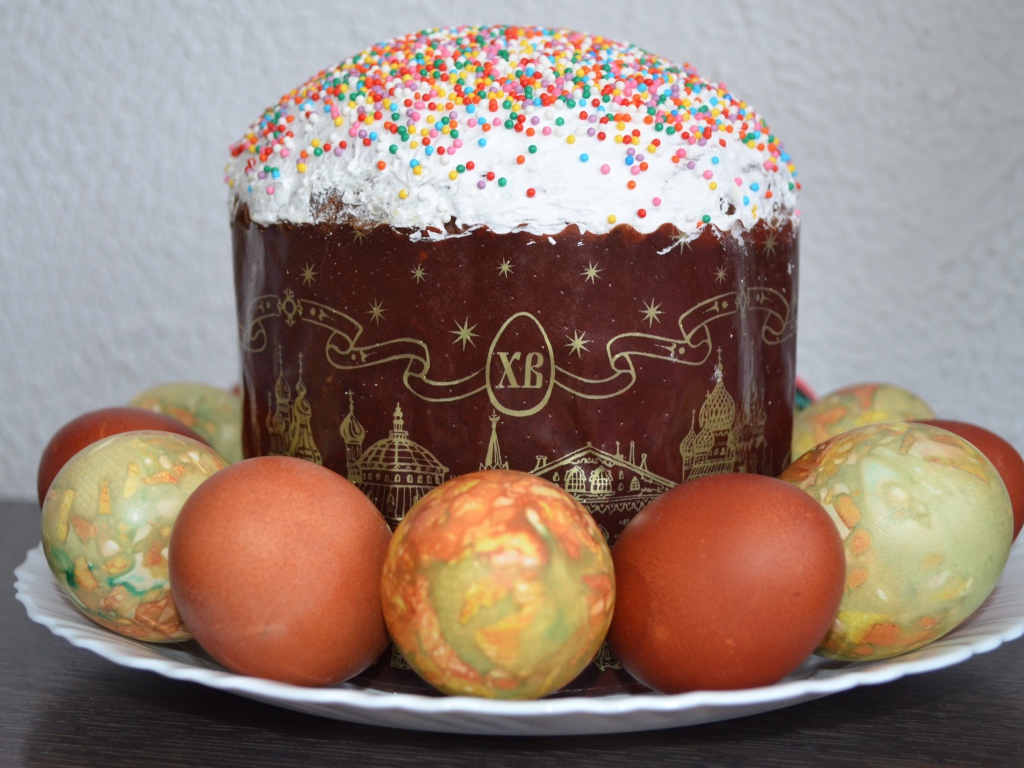 Большой пасхальный кулич с яйцами