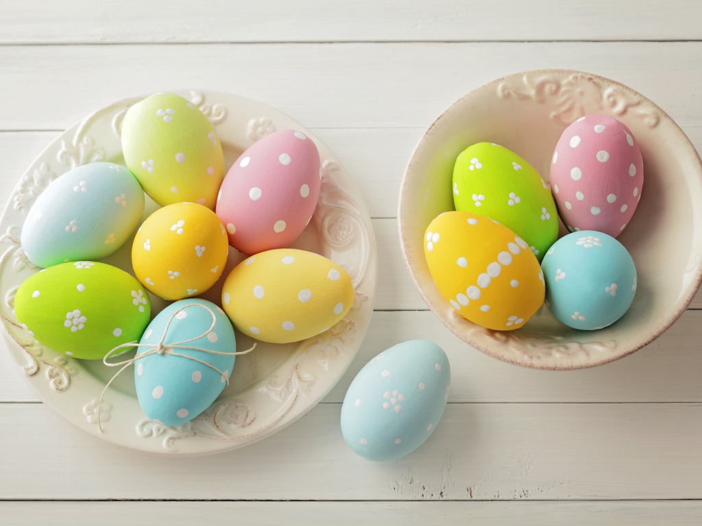 Две тарелки с разноцветными пасхальными яйцами