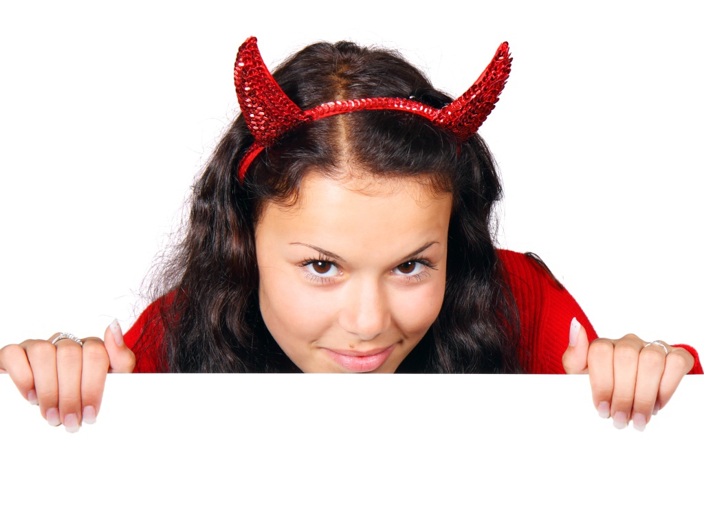 Жгучая чертовка на белом фоне на Хэллоуин