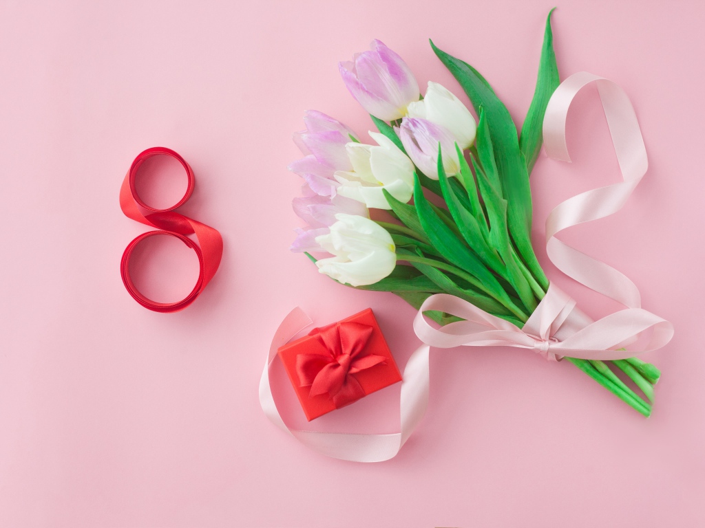 Красивый букет тюльпанов на розовом фоне на Международный женский день 8 марта