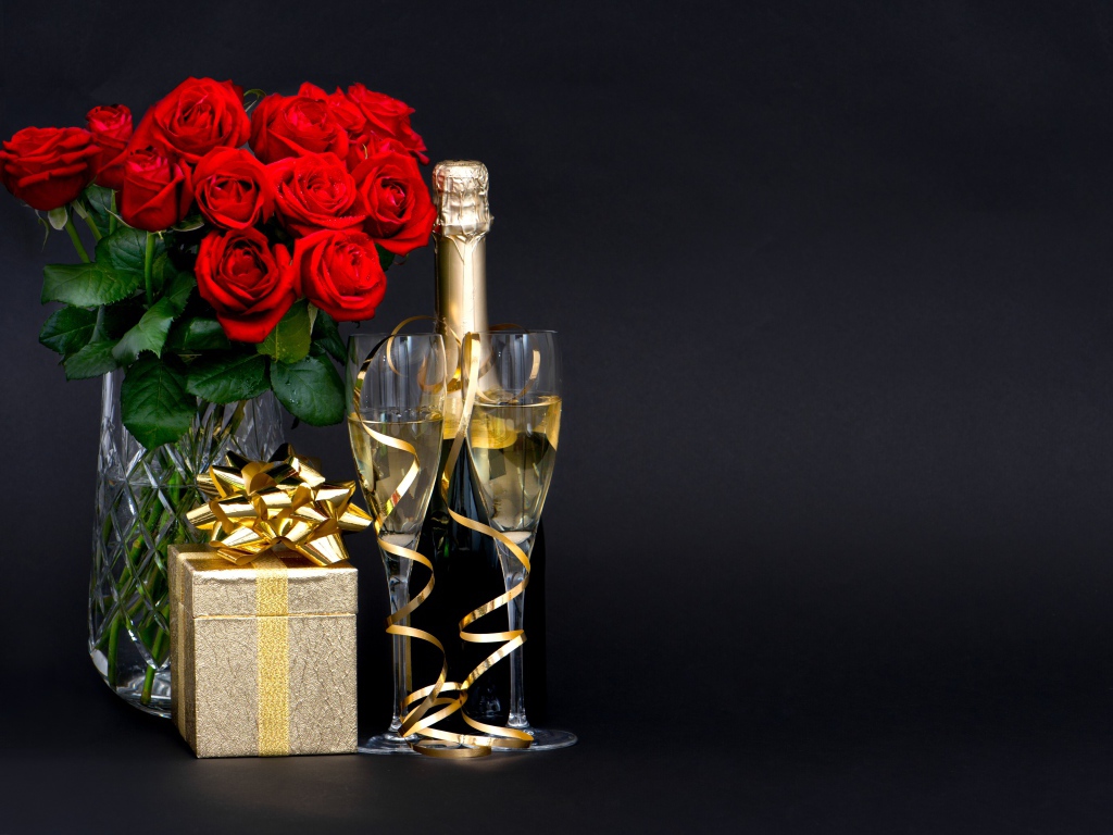 Букет красных роз, подарок и шампанское на 8 марта