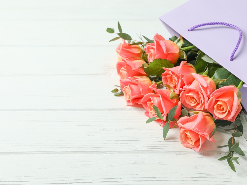 Букет роз в бумажном пакете на 8 марта