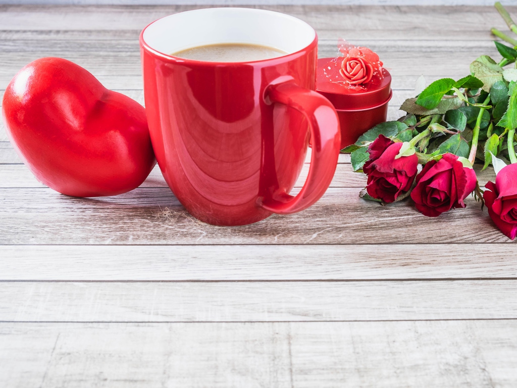 Кружка на столе с сердцем и букетом роз на День Святого Валентина