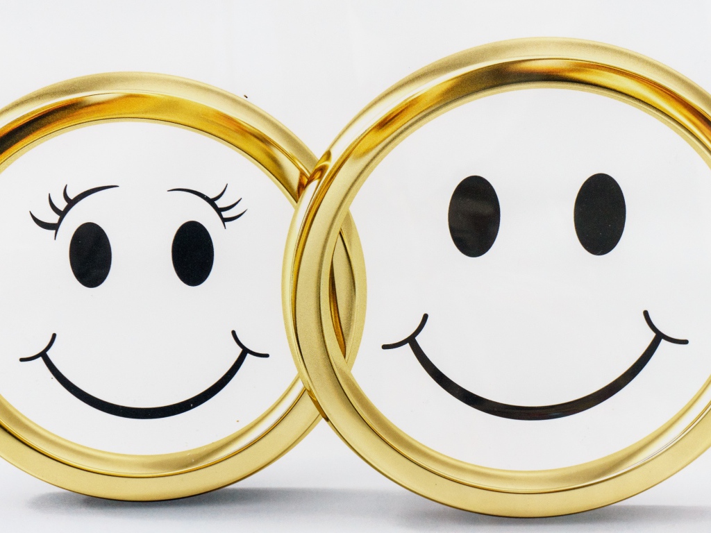 Золотые обручальные кольца на белом фоне