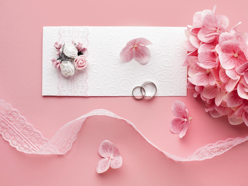 Белое приглашение на свадьбу с цветами на розовом фоне