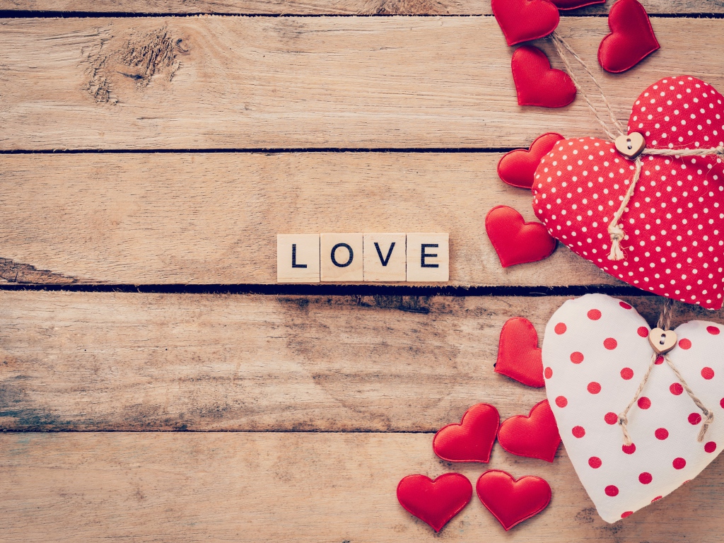 Кубики на деревянном столе с сердечками 