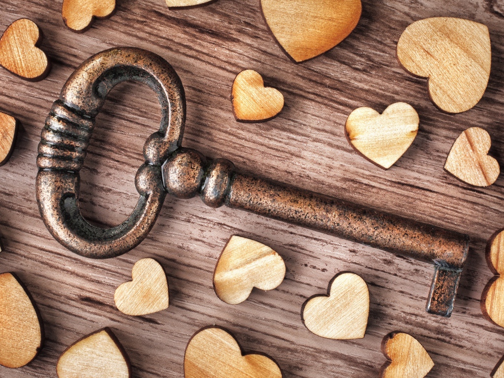 Деревянные сердечки на столе с ключом 