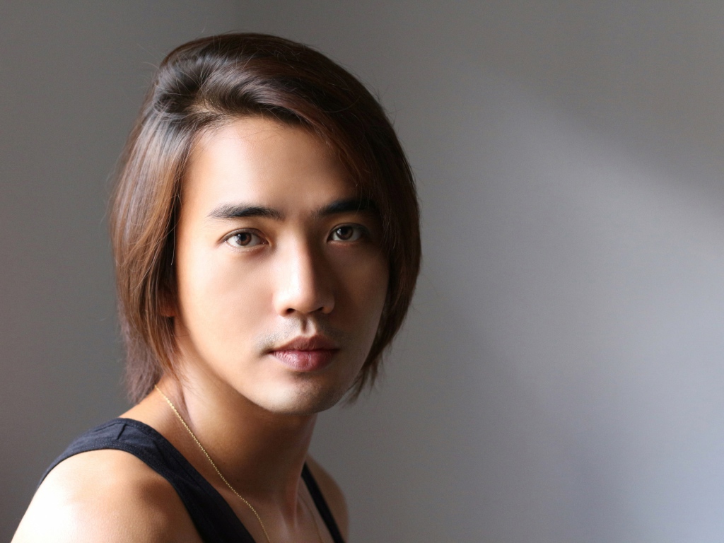 Кареглазый мужчина на сером фоне